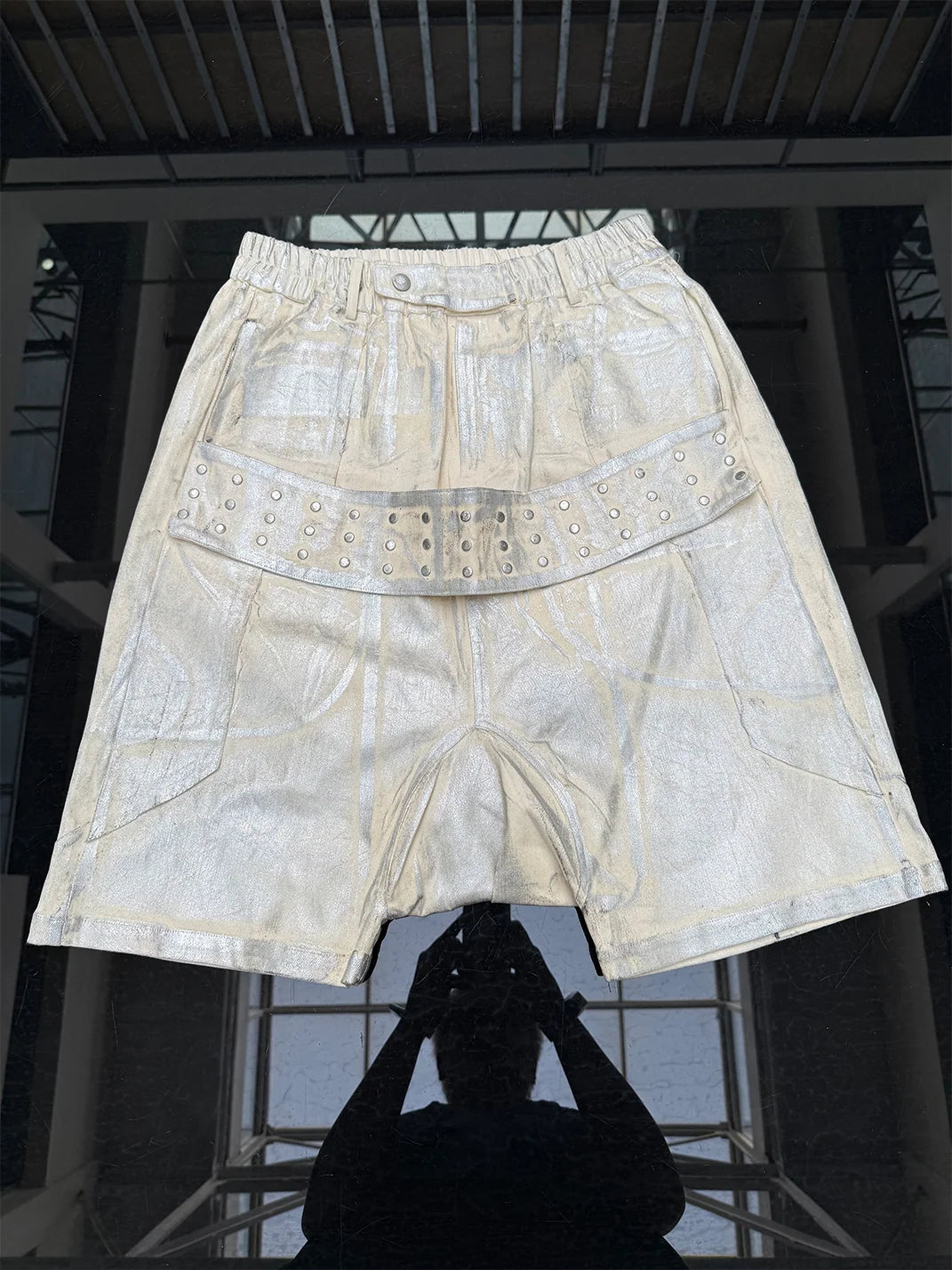 Disark Hot Stamped Rivet Strap Shorts-White