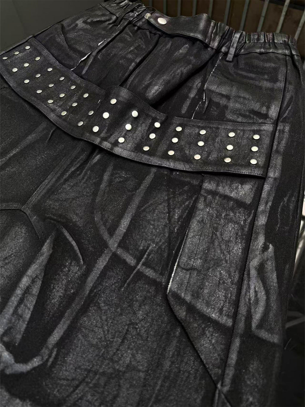Disark Hot Stamped Rivet Strap Shorts-Black