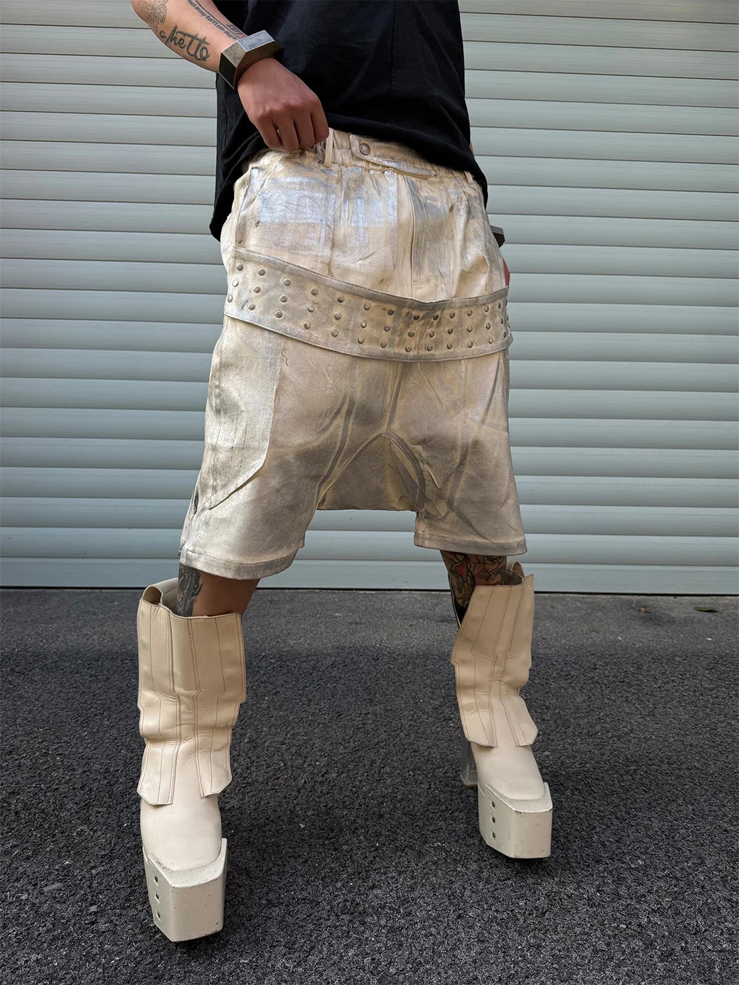 Disark Hot Stamped Rivet Strap Shorts-White