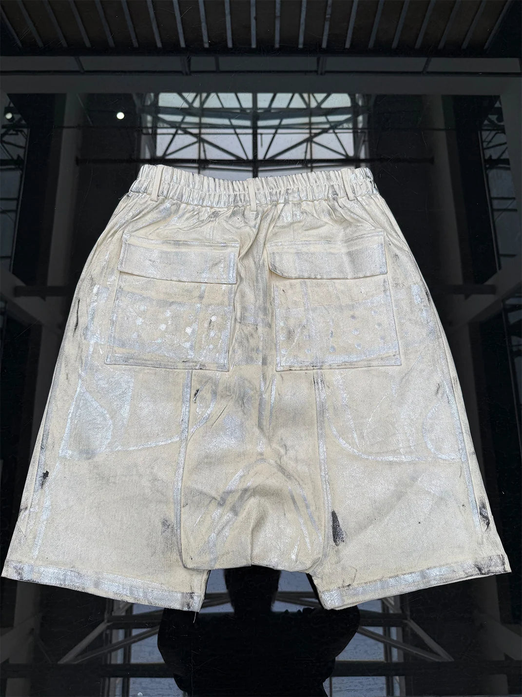 Disark Hot Stamped Rivet Strap Shorts-White