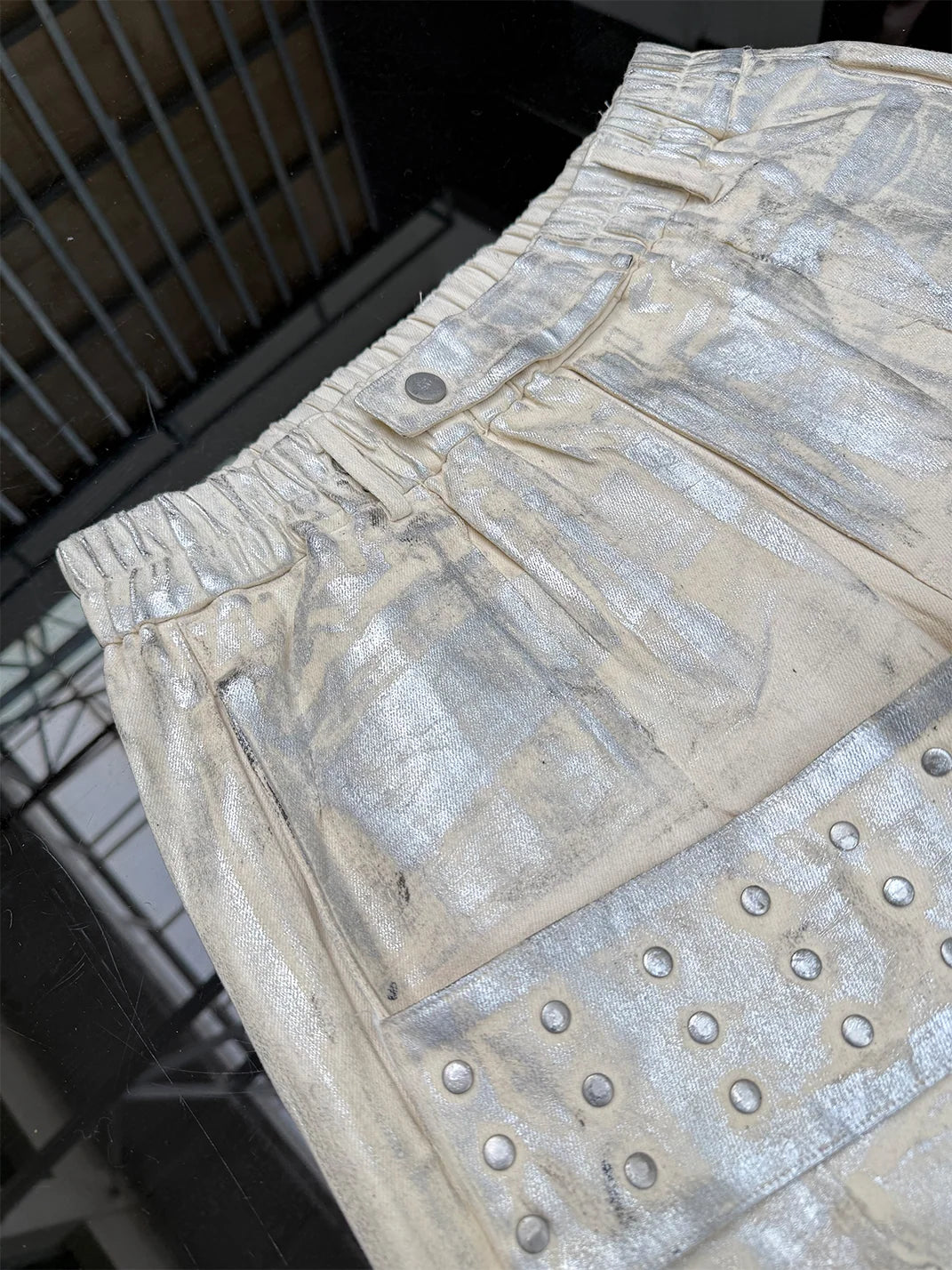 Disark Hot Stamped Rivet Strap Shorts-White