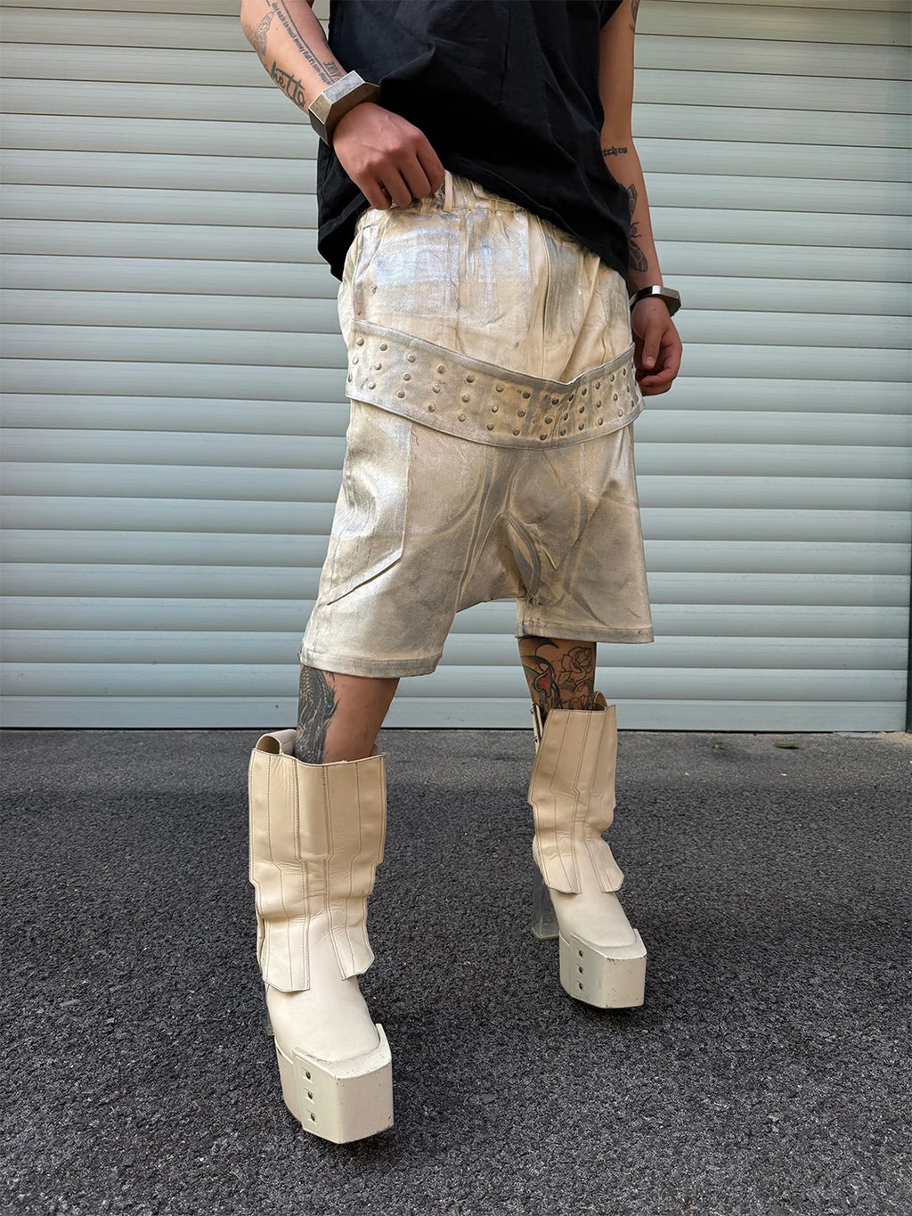 Disark Hot Stamped Rivet Strap Shorts-White