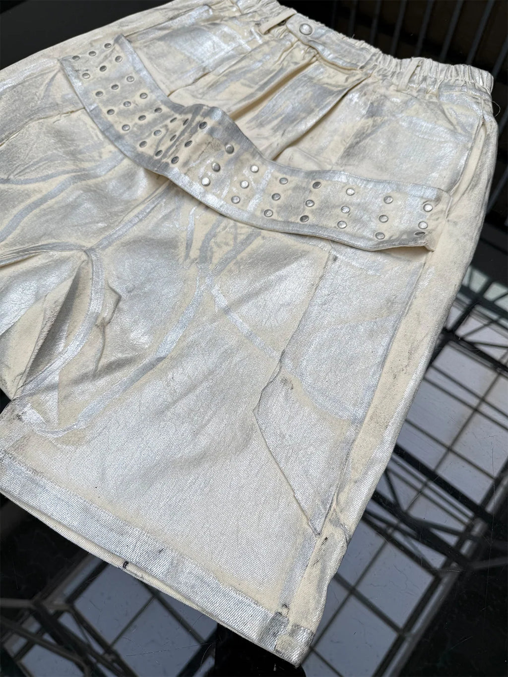 Disark Hot Stamped Rivet Strap Shorts-White