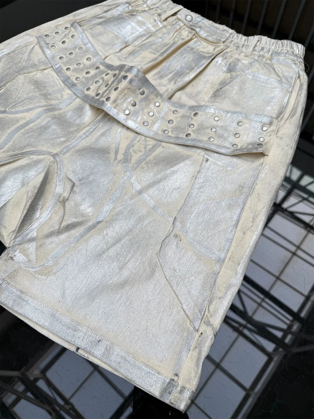 Disark Hot Stamped Rivet Strap Shorts-White