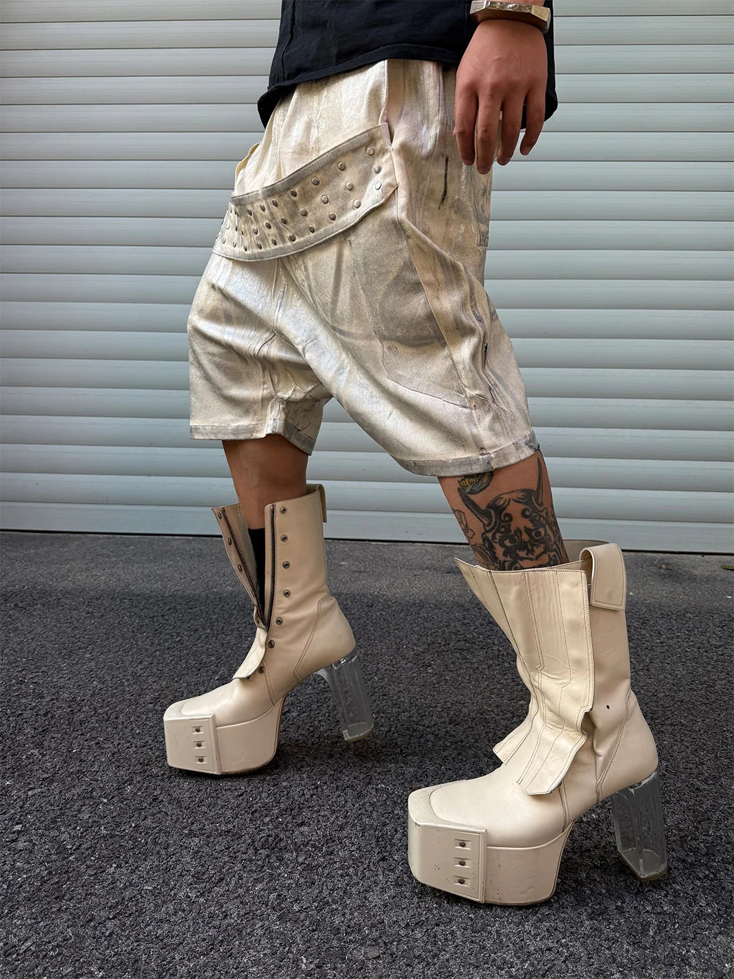 Disark Hot Stamped Rivet Strap Shorts-White